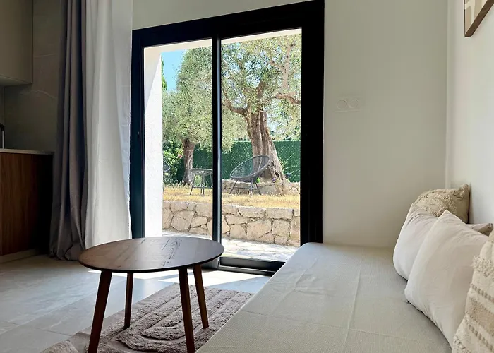 Studio Independant Avec Jardin & Piscine Dans Villa