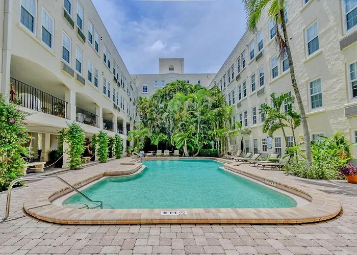 Pineapple Pad 2.0 | Sleek 1Br - Steps To The Beach