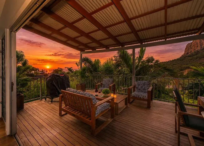 Castle Hill Townsville, Pool House With Ocean Views