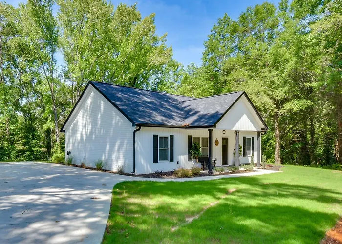 1 Mi To Lake Hartwell: Updated Retreat W/ Patio!