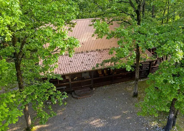 Gorgeous Spacious Log Cabin With Hot Tub Surrounded By Trees And Close To Broken Bow Lake In Hochatown, Oklahoma