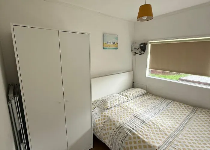 Beautiful 2 Bedroom Chalet 22 Cordova, Selsey