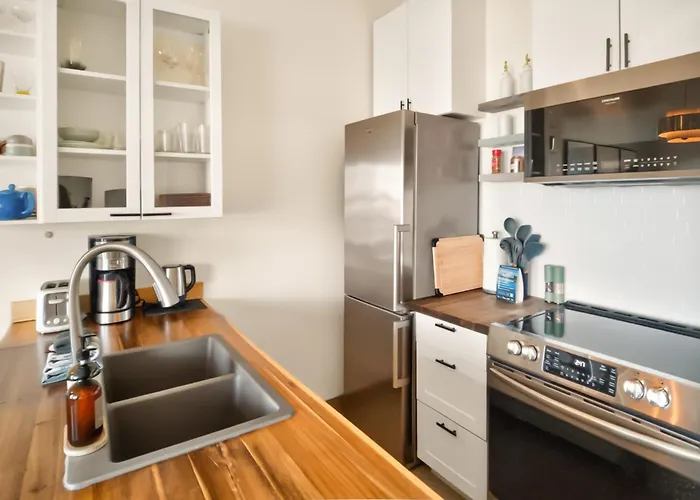 Cedar & Swell - Waterfront Bachelor Condo