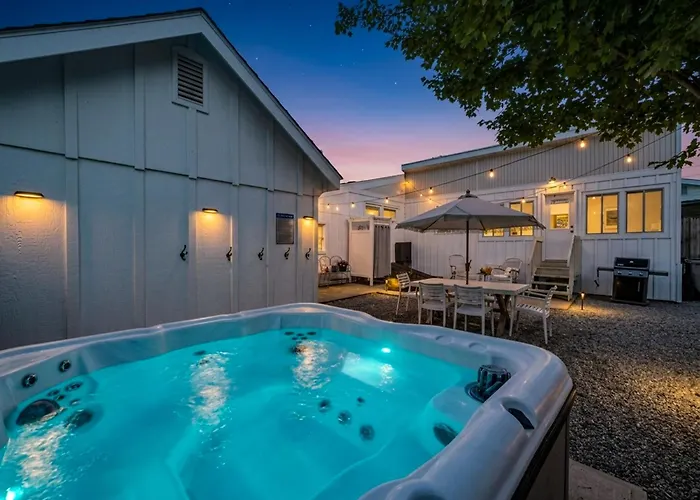 Cozy Apartment, Private Beach & Jacuzzi