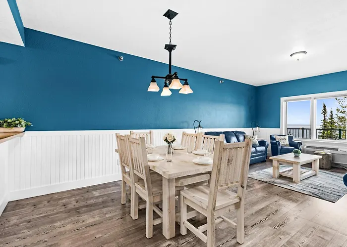 Breathtaking Lake Views 1Br King Suite, Kitchen & Heated Pools