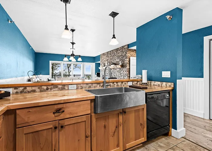 Breathtaking Lake Views 1Br King Suite, Kitchen & Heated Pools