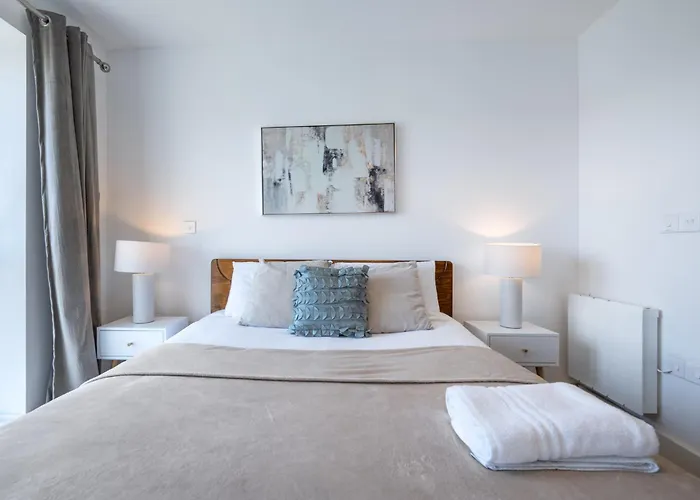 Grover Court - Modern Stay With Free Gated Parking & Wifi