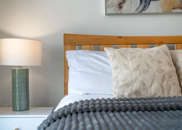 Grover Court - Modern Stay With Free Gated Parking & Wifi