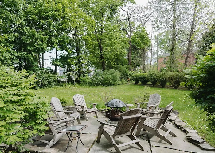 Historic 98 Fire Pit Game Room & Dog Friendly
