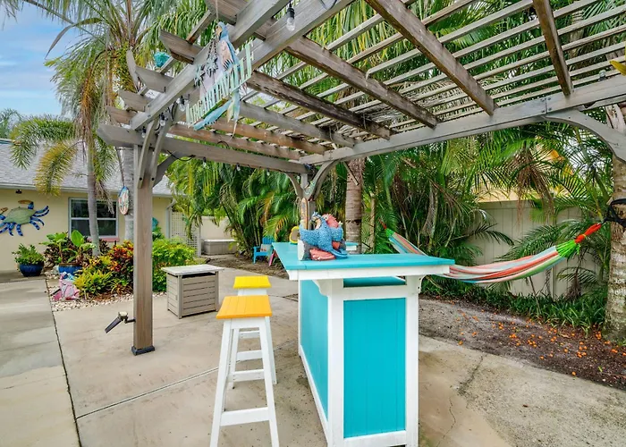 Outdoor Oasis W/ Bar & Lanai: Tavares Escape