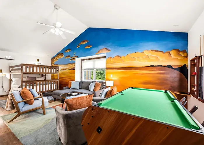 Sister Sunset- #1Downtown Spot, Walk To Beach, Hot Tub & Pets Ok