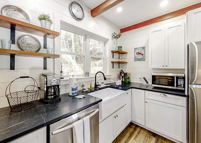 Coastal Home With New, Full Kitchen, Walkable Downtown Location
