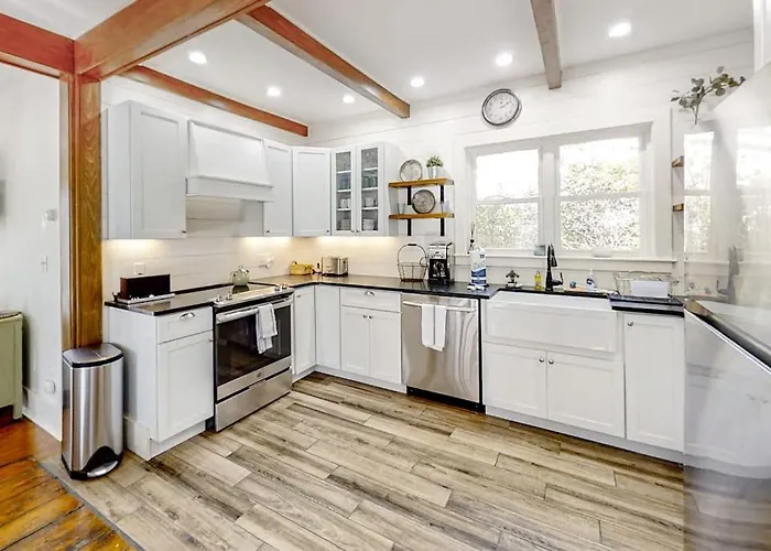 Coastal Home With New, Full Kitchen, Walkable Downtown Location