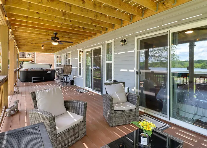 Lakefront Pocono Retreat W/ Hot Tub & Movie Hub