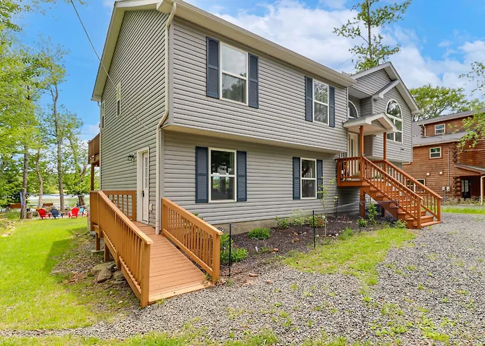 Lakefront Pocono Retreat W/ Hot Tub & Movie Hub