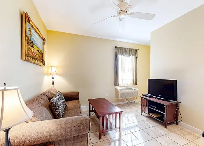 Downtown Suite Near With Water With Central Ac And Shared Washer/Dryer