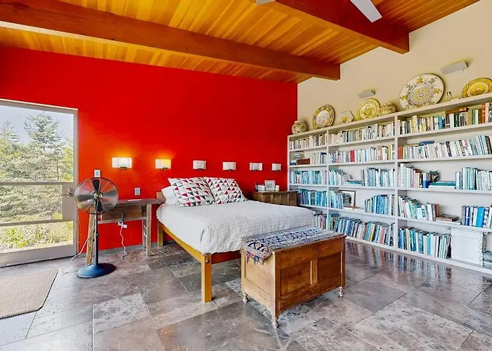 Stylish Coastal Retreat W/ Spacious Layout & Access To The St George Peninsula
