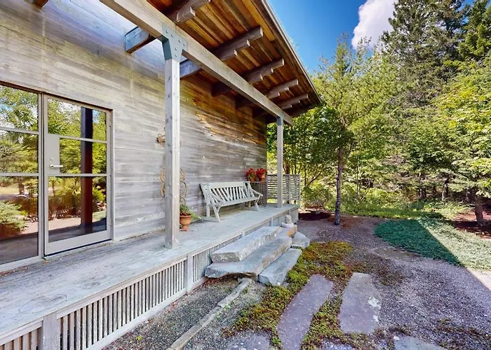 Stylish Coastal Retreat W/ Spacious Layout & Access To The St George Peninsula