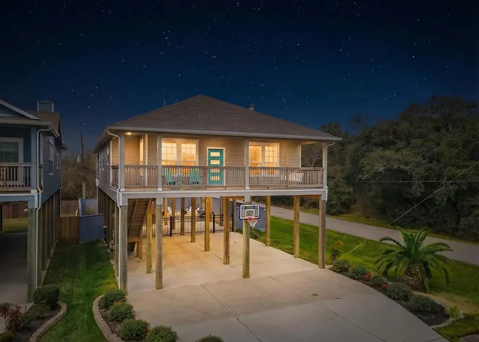 Perfect Seabrook Retreat Just Minutes From The Bay With Fire Pit And Cowyboy Soaking Pool