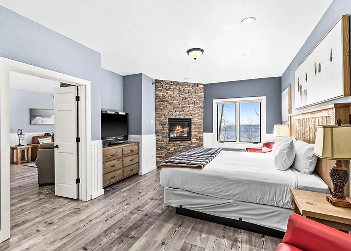Whispering Pines Lake Views King Suite, 2 Queen Beds, Kitchen And Heated Pools