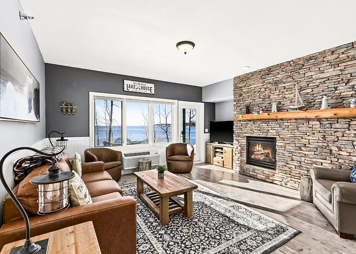 Whispering Pines Lake Views King Suite, 2 Queen Beds, Kitchen And Heated Pools
