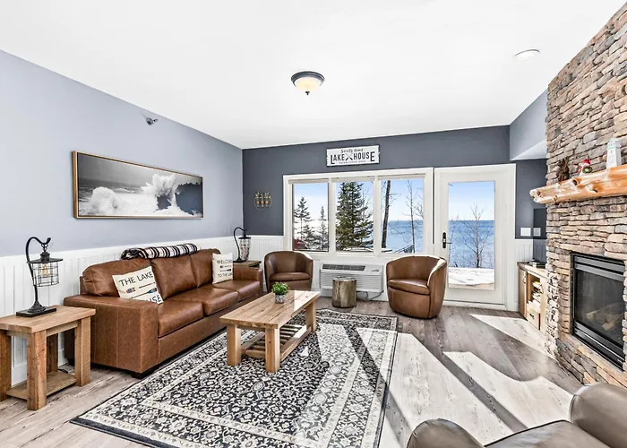 Whispering Pines Lake Views King Suite, 2 Queen Beds, Kitchen And Heated Pools