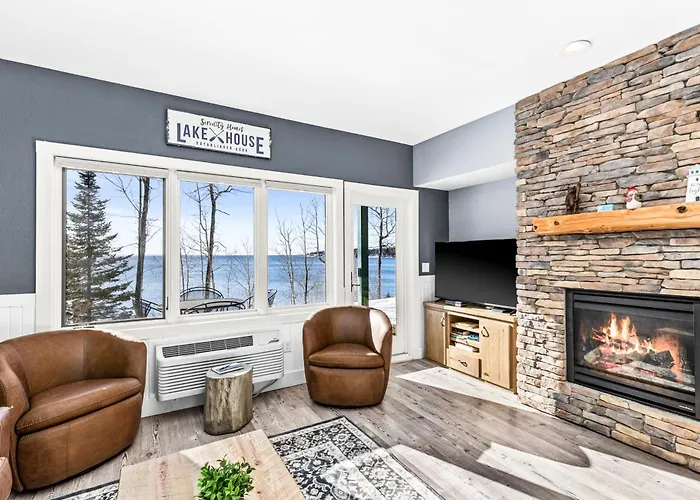 Whispering Pines Lake Views King Suite, 2 Queen Beds, Kitchen And Heated Pools
