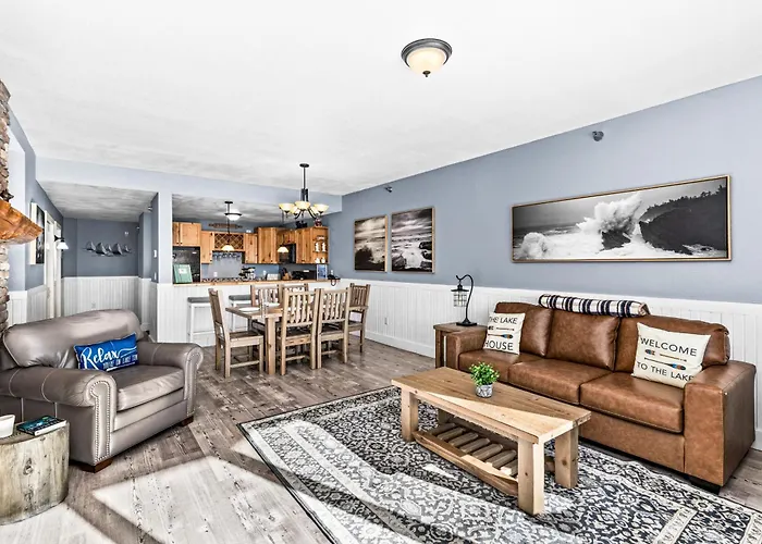Whispering Pines Lake Views King Suite, 2 Queen Beds, Kitchen And Heated Pools