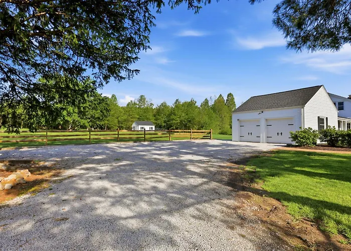 Hot Tub Fenced Yard Perfect Family Retreat Near Chagrin Falls