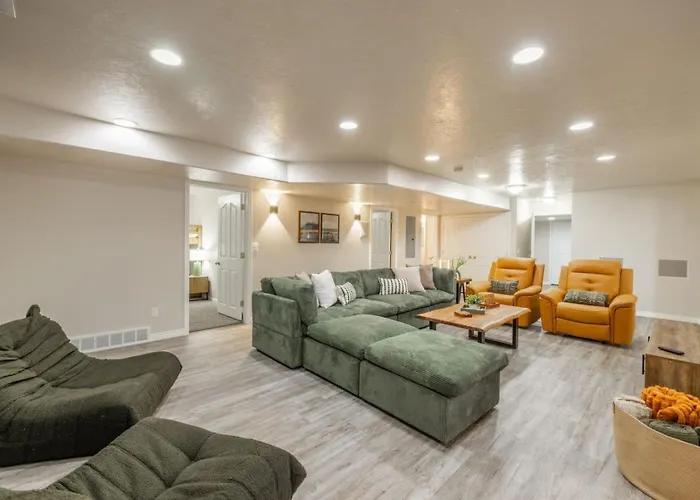 Spacious Retreat - Game Room, Theatre, Sauna, Bbq