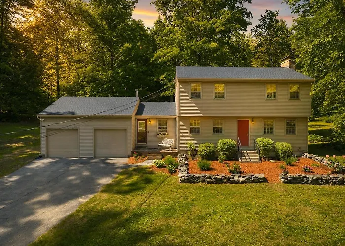 Lakes Region, Canoe & Fire Pit, Dog Friendly