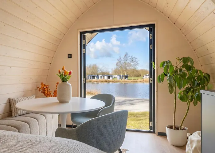 Sfeervolle Recreatiepod Aan Het Meer