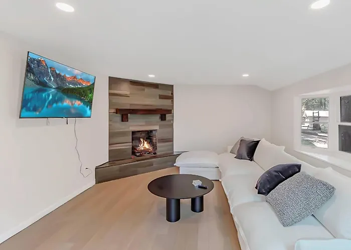 Modern 3Br With Big Kitchen & Tv Rm