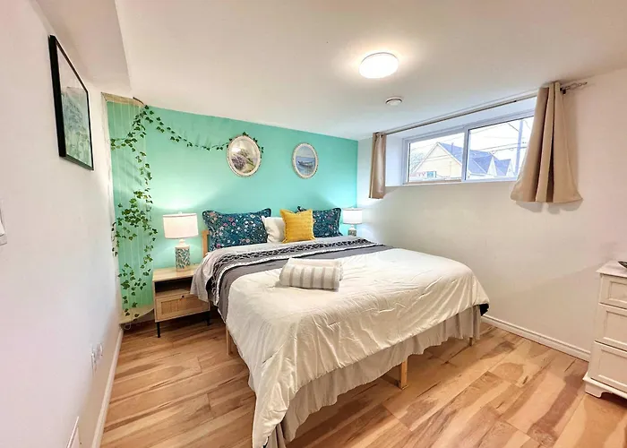 Spacious 1 Bd + 1 Den Near Marina And Canal