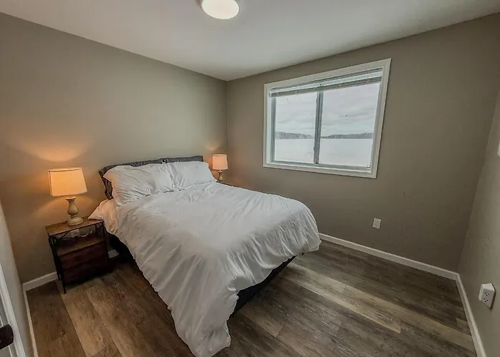 Lakeside Lodge- Newly Renovated Cabin On Black Lake