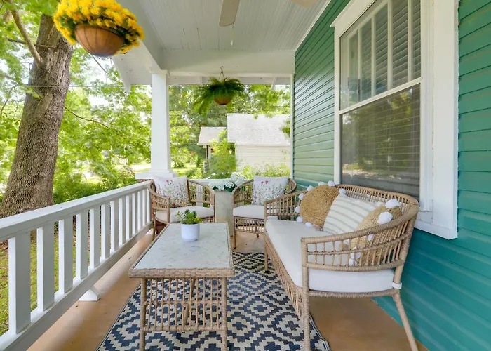 < 1 Mi To Msu! Updated Springfield House W/ Deck