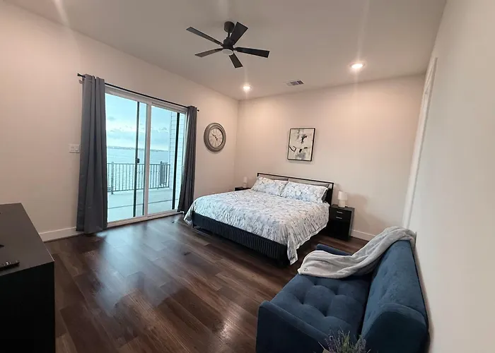 3 Bedroom 3 Ba, Lakeside Townhouse Mins To Kemah & Nasa