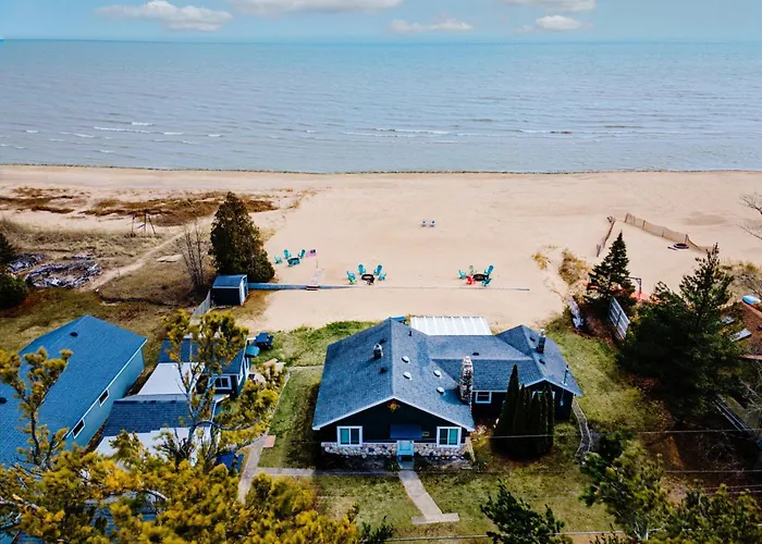 Lake Huron Getaway With Sun Porch And Beach Fun