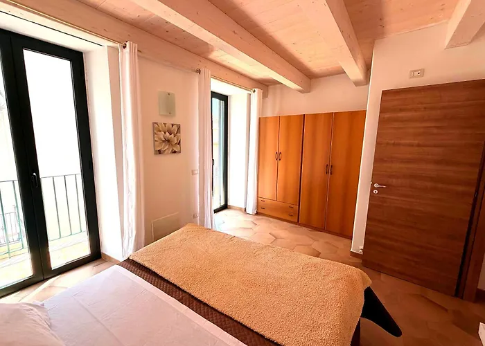 Charming 3-Story Amantea Home With Full Kitchen, 3 Baths And Minutes To The Beach