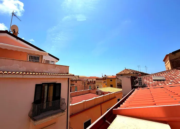 Charming 3-Story Amantea Home With Full Kitchen, 3 Baths And Minutes To The Beach
