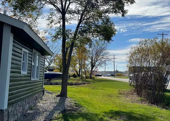 Cozy Cabin By The Lake
