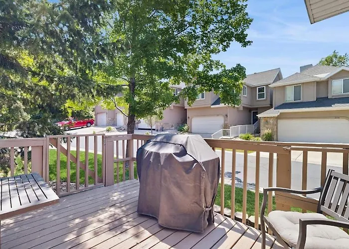 Quiet & Spacious Townhome With A Private Hot Tub & Great Views - Close To Skiing