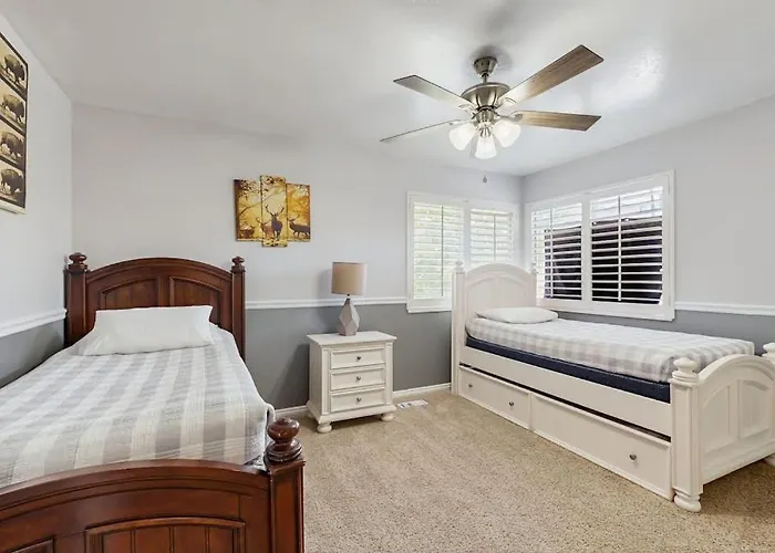 Quiet & Spacious Townhome With A Private Hot Tub & Great Views - Close To Skiing