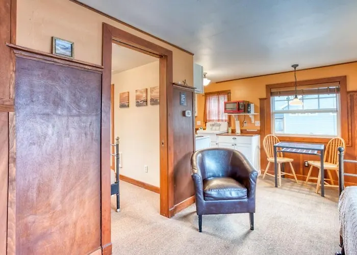 Serene Dog-Friendly Cottage - Blocks To Beach & Downtown