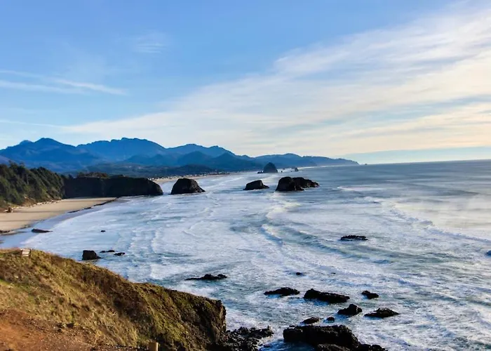 Serene Dog-Friendly Cottage - Blocks To Beach & Downtown