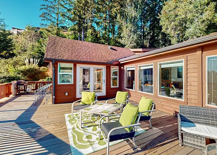 Gorgeous Dog-Friendly Coastal Escape With Patio & Amazing Views!