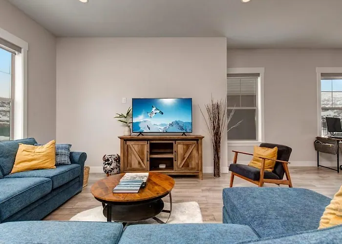 Modern Home With Mountain View Balcony & Great Location - Near Skiing