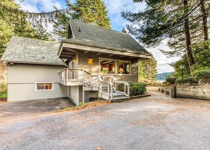 Gorgeous Riverfront House With Entertainment - Near Bay Street And The Beach