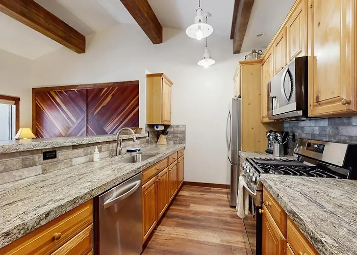 Inviting Condo With Gas Fireplace & Grill Sleeps 8