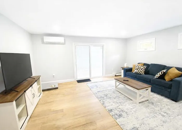 Spacious Beach House For 12 - 10-Min Walk To Beach - Family-Friendly Coastal Retreat